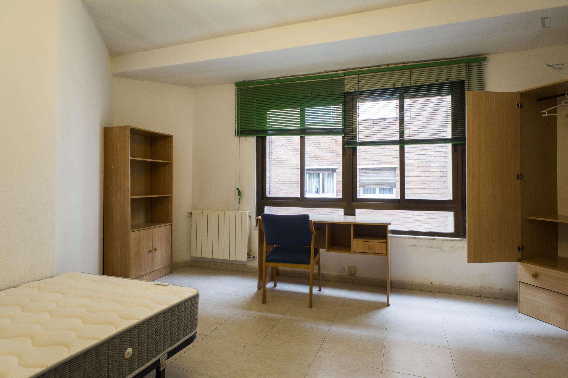 Roomy single bedroom in a 6-bedroom flat, near the centre