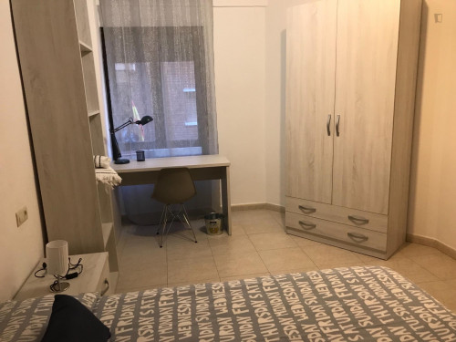 Nice single bedroom in a 6-bedroom flat, in the centre