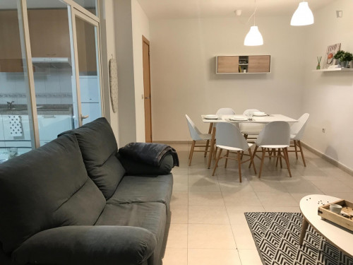 Nice single bedroom in a 6-bedroom flat, in the centre
