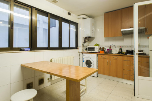 Nice single bedroom in a 6-bedroom flat, in the centre