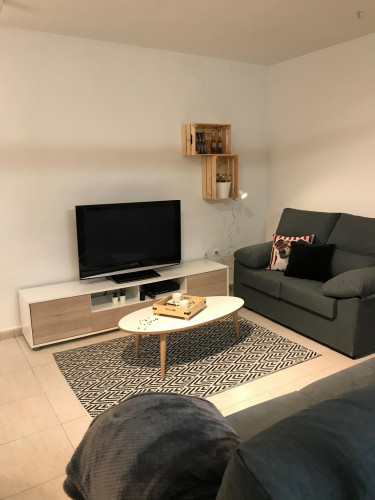 Nice single bedroom in a 6-bedroom flat, in the centre