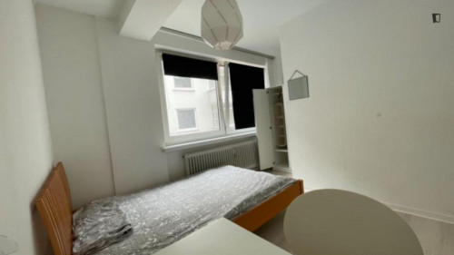 Lovely Single Bedroom in a 6-Bedroom Apartment in Bremen Altsadt