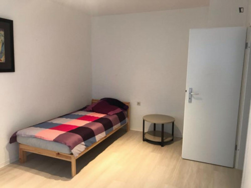 Bright Single Bedroom in a 7-Bedroom Apartment close to Bremer Rathaus