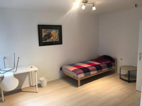 Bright Single Bedroom in a 7-Bedroom Apartment close to Bremer Rathaus
