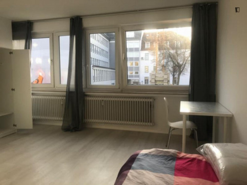 Bright Single Bedroom in a 7-Bedroom Apartment close to Bremer Rathaus