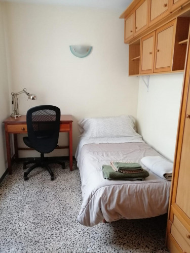 Comfortable single bedroom in l'Oliverar