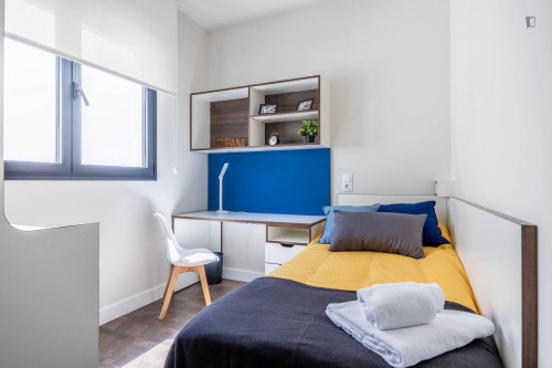Bed in a twin bedroom near Sevilla-Virgen del Rocio train station - Gallery - 12