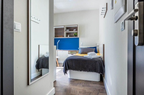 Bed in a twin bedroom near Sevilla-Virgen del Rocio train station - Gallery - 13