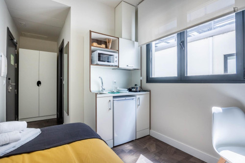 Bed in a twin bedroom near Sevilla-Virgen del Rocio train station - Gallery - 10