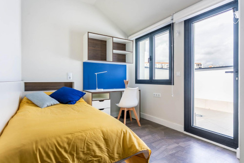Bed in a twin bedroom near Sevilla-Virgen del Rocio train station - Gallery - 8