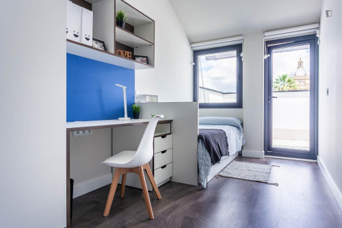 Bed in a twin bedroom near Sevilla-Virgen del Rocio train station - Gallery - 9