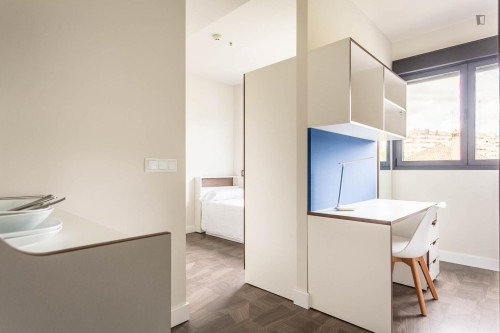 Bed in a twin bedroom near Sevilla-Virgen del Rocio train station - Gallery - 15