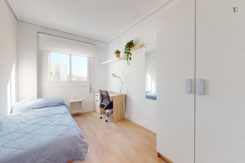 Appealing single bedroom