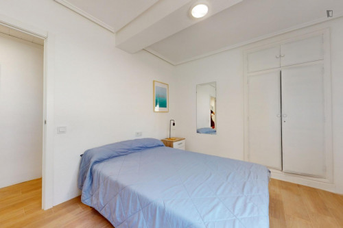 Great looking single bedroom