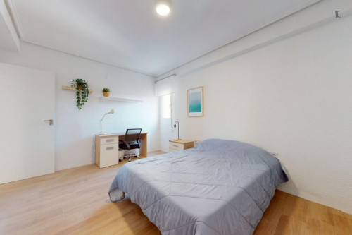 Attractive single bedroom