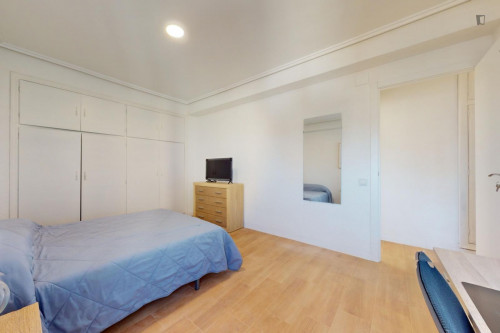 Attractive single bedroom