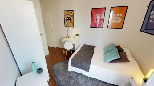 Snug double bedroom close to François Verdier metro station