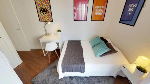 Snug double bedroom close to François Verdier metro station