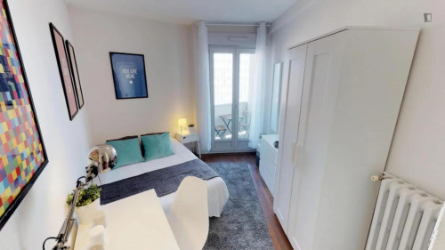 Snug double bedroom close to François Verdier metro station