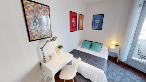 Snug double bedroom close to François Verdier metro station