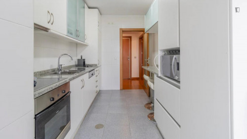 Pleasant and sunny 2-bedroom flat - Gallery - 6