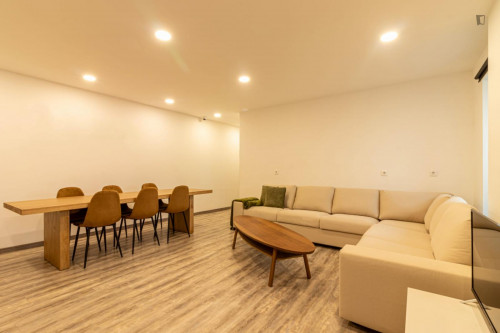 Double ensuite bedroom in the heart of vibrant Avenida Luísa Todi