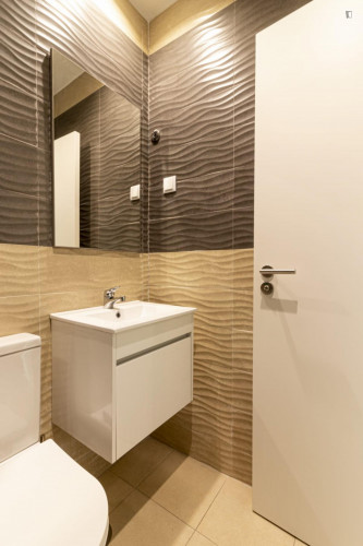 Double ensuite bedroom in the heart of vibrant Avenida Luísa Todi