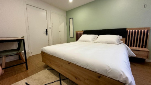 Great double bedroom next to Viana do Castelo train station