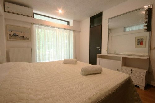 Lovely 2-bedroom apartment with pool access in Rea