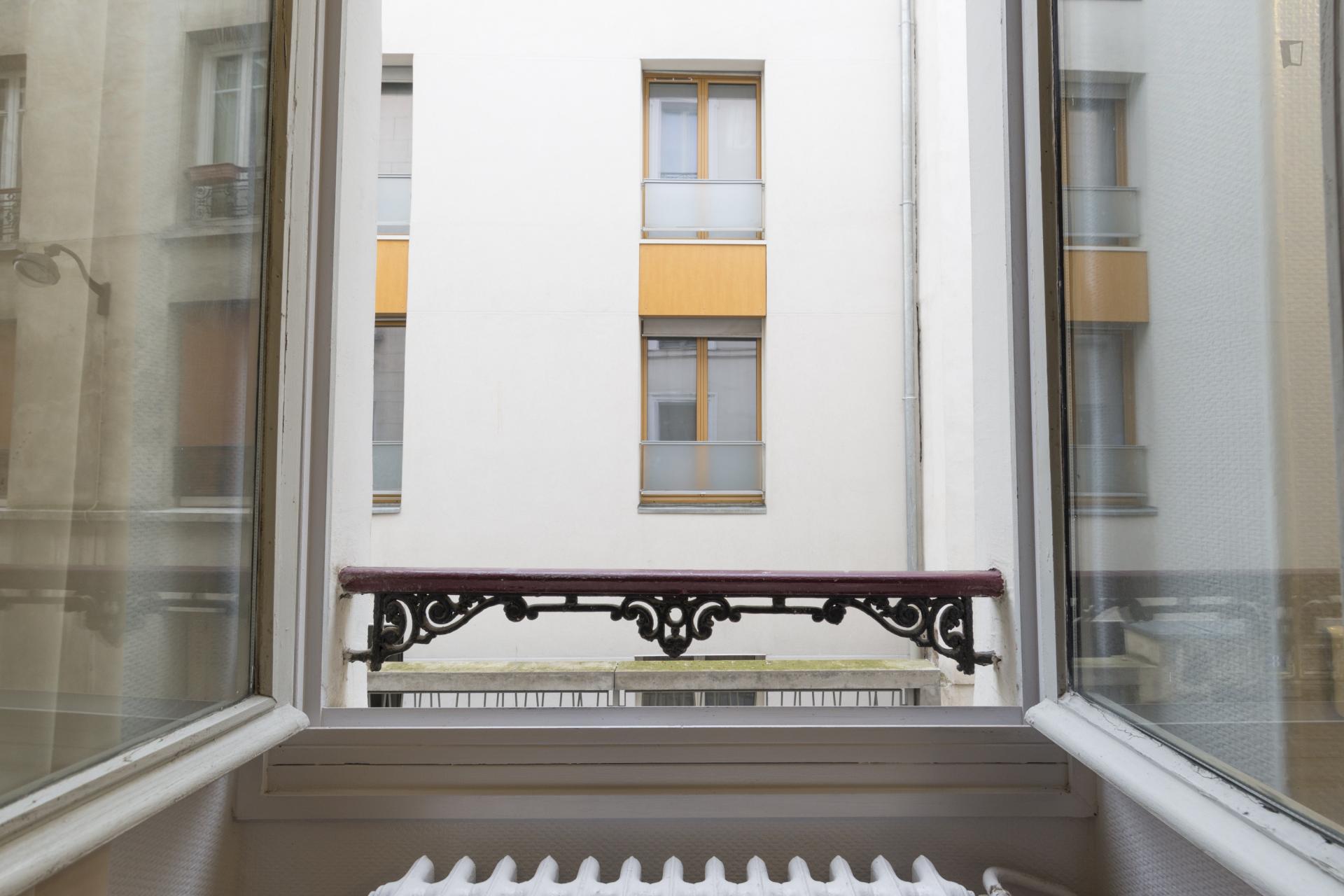 Cool single bedroom in a hotel, near the Porte de Clignancourt metro station