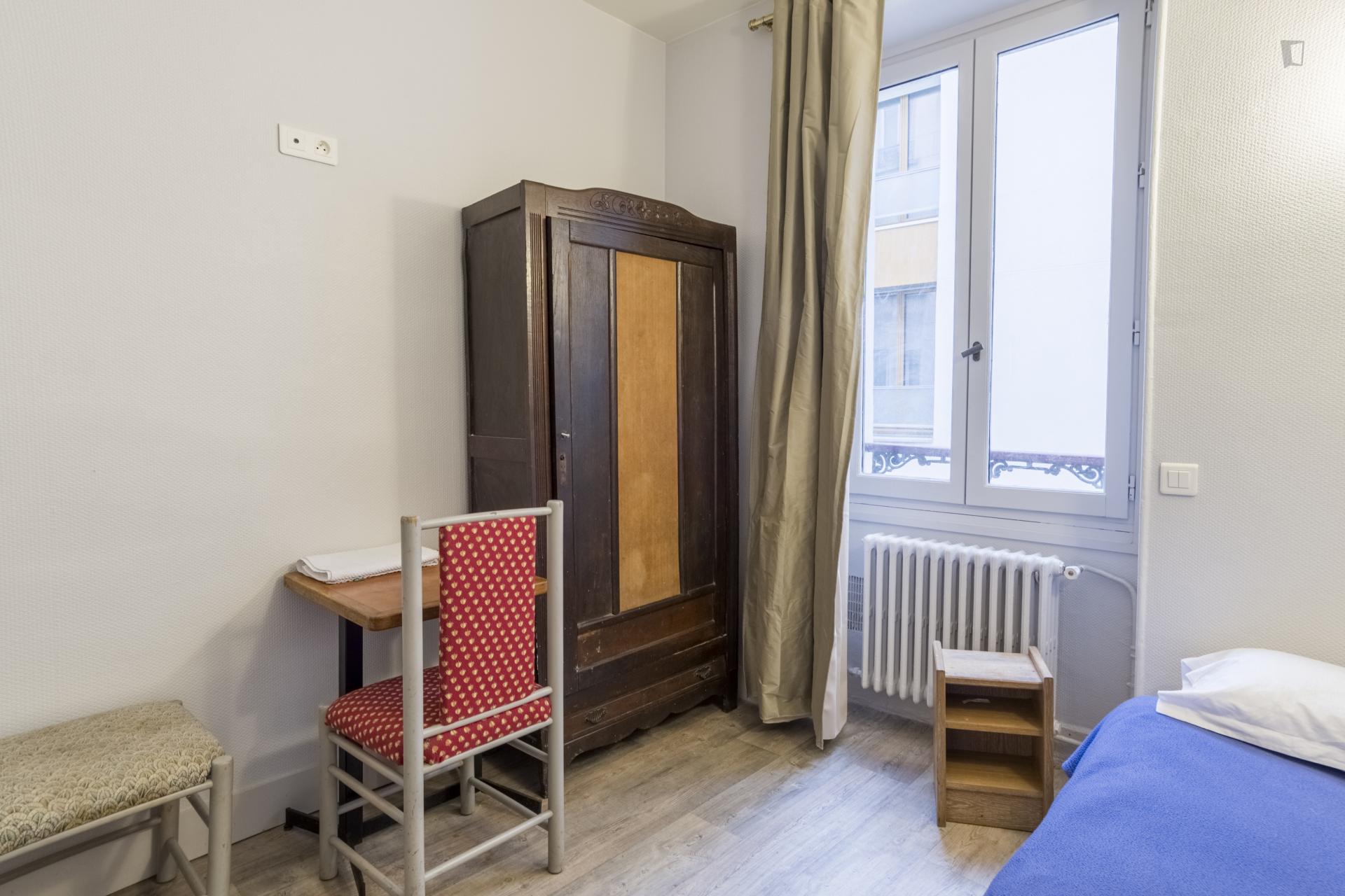 Cool single bedroom in a hotel, near the Porte de Clignancourt metro station