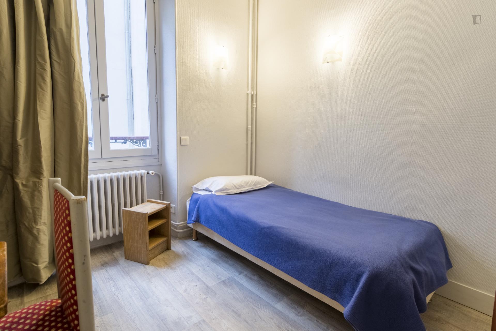 Cool single bedroom in a hotel, near the Porte de Clignancourt metro station