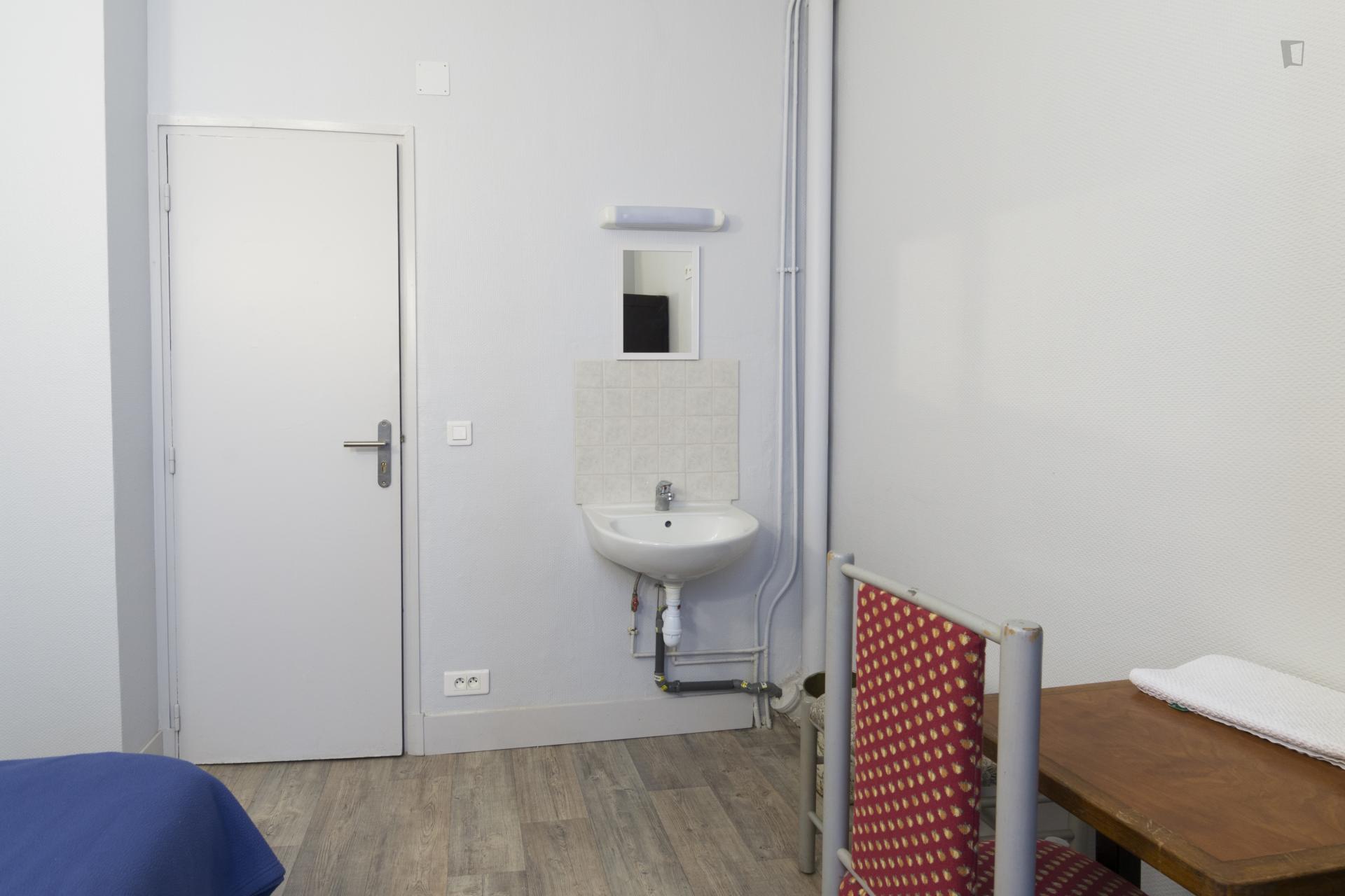 Cool single bedroom in a hotel, near the Porte de Clignancourt metro station