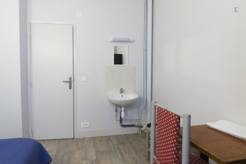 Cool single bedroom in a hotel, near the Porte de Clignancourt metro station  - Gallery -  3
