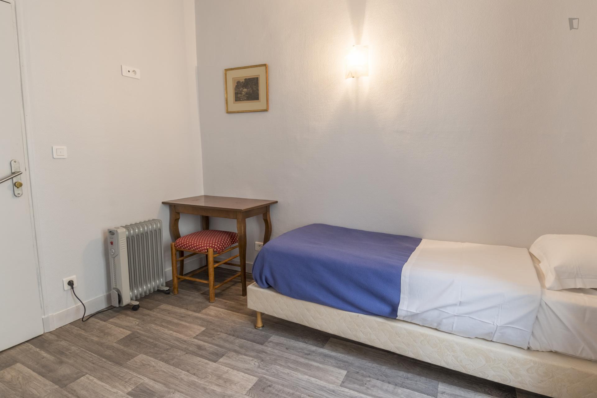 Suitable single bedroom in a well located hotel, near the Simplon metro station