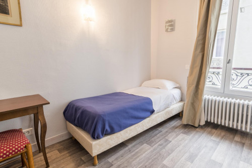 Suitable single bedroom in a well located hotel, near the Simplon metro station