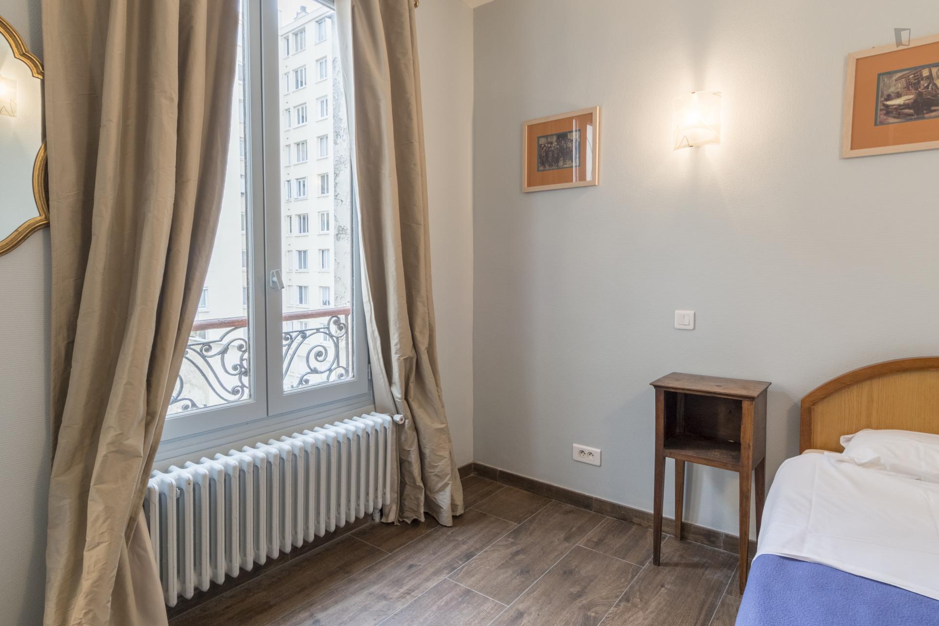 Comfortable single bedroom with WC in a hotel, close to Paris College Of Art