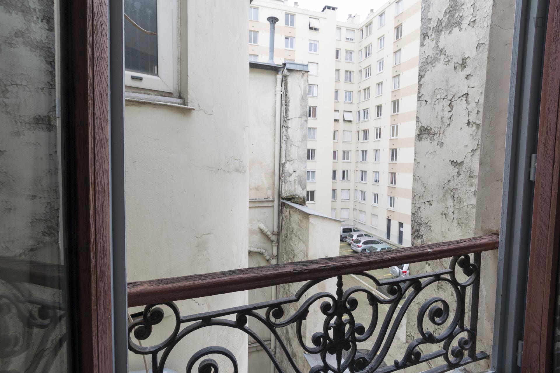 Comfortable single bedroom with WC in a hotel, close to Paris College Of Art