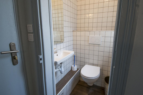 Comfortable single bedroom with WC in a hotel, close to Paris College Of Art - Gallery - 5