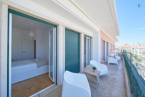 Splendid double bedroom in a 9-bedroom apartment
