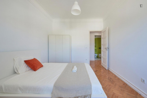 Quarto com cama de casal em apartamento com 9 quartos