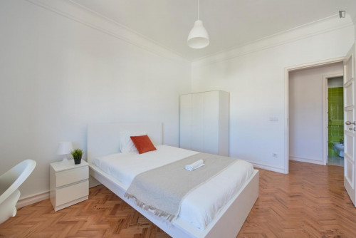 Quarto com cama de casal em apartamento com 9 quartos