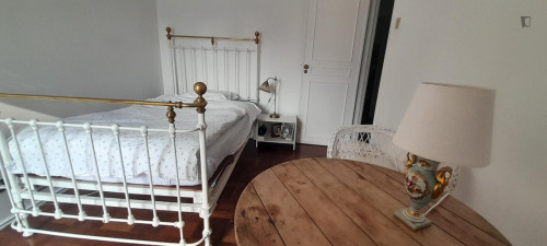 Single bedroom, with private bathroom, in 3-bedroom apartment