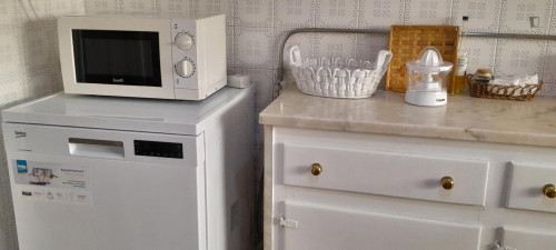 Single bedroom, with private bathroom, in 3-bedroom apartment