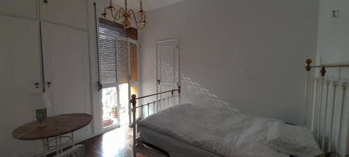 Single bedroom, with private bathroom, in 3-bedroom apartment