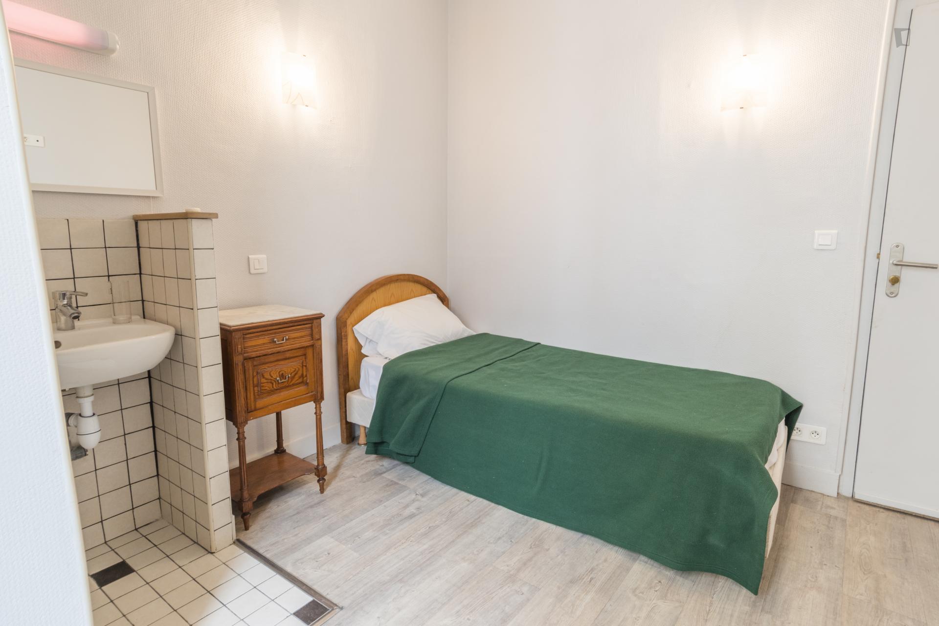 Bright single ensuite bedroom in a hotel, in the 18th arrondissement