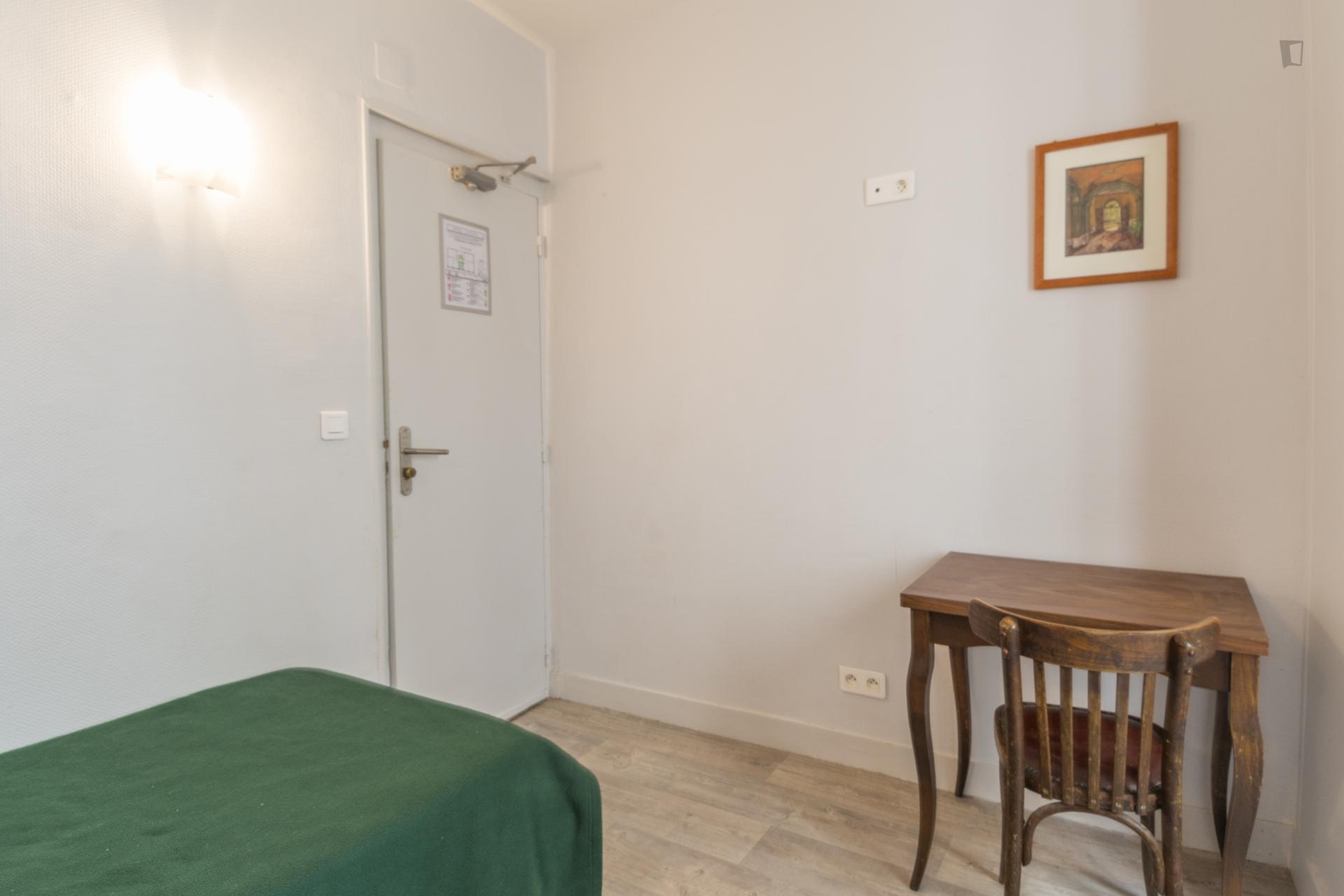 Bright single ensuite bedroom in a hotel, in the 18th arrondissement