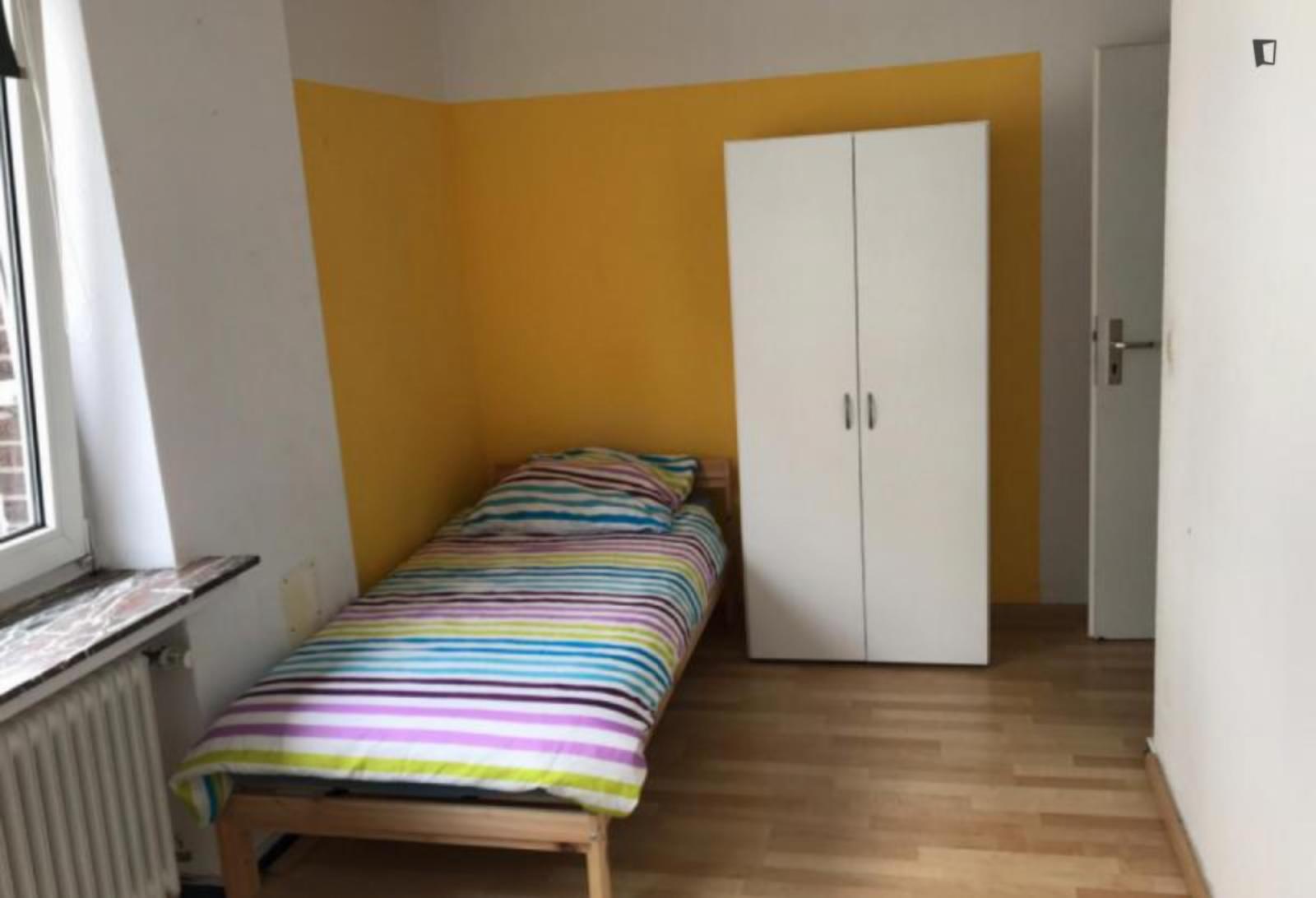  Spacious Single Bedroom Well Connected To Bürgerpark Bremen  -  Spacious Single Bedroom well connected to Bürgerpark Bremen  - Gallery -  1