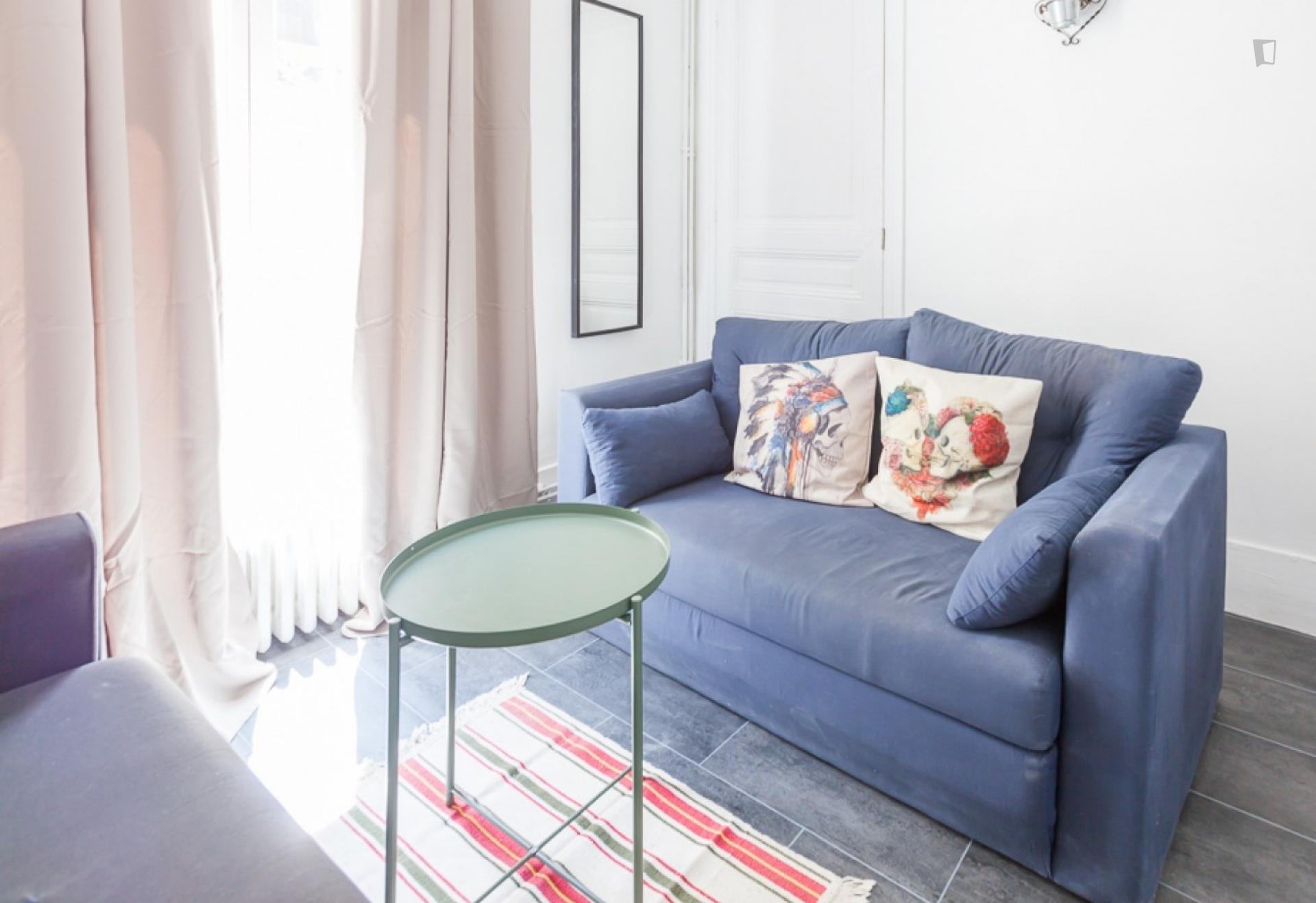 Montmartre hausmanian appartment -private bedroom and private living room