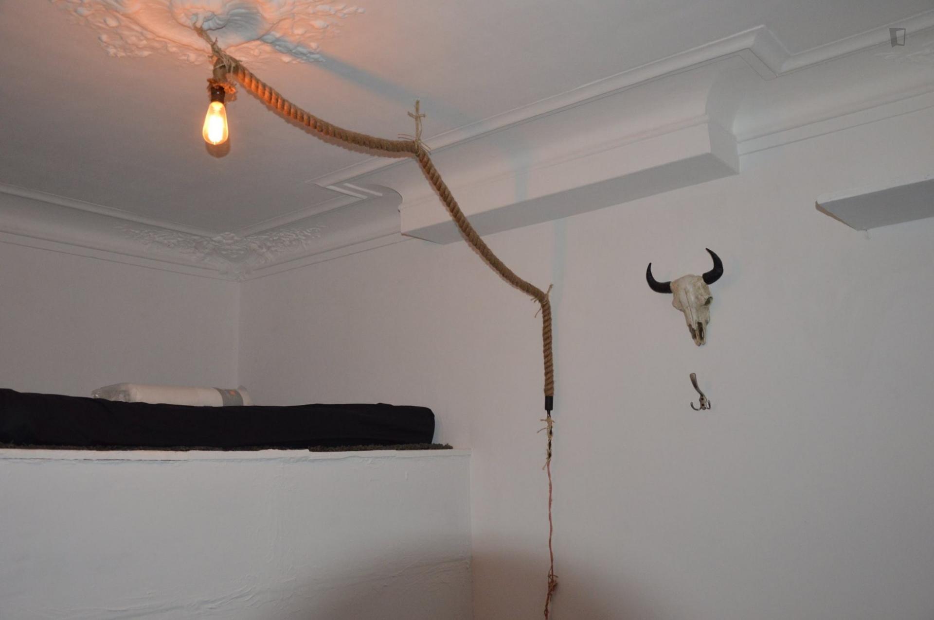 Montmartre hausmanian appartment -private bedroom and private living room